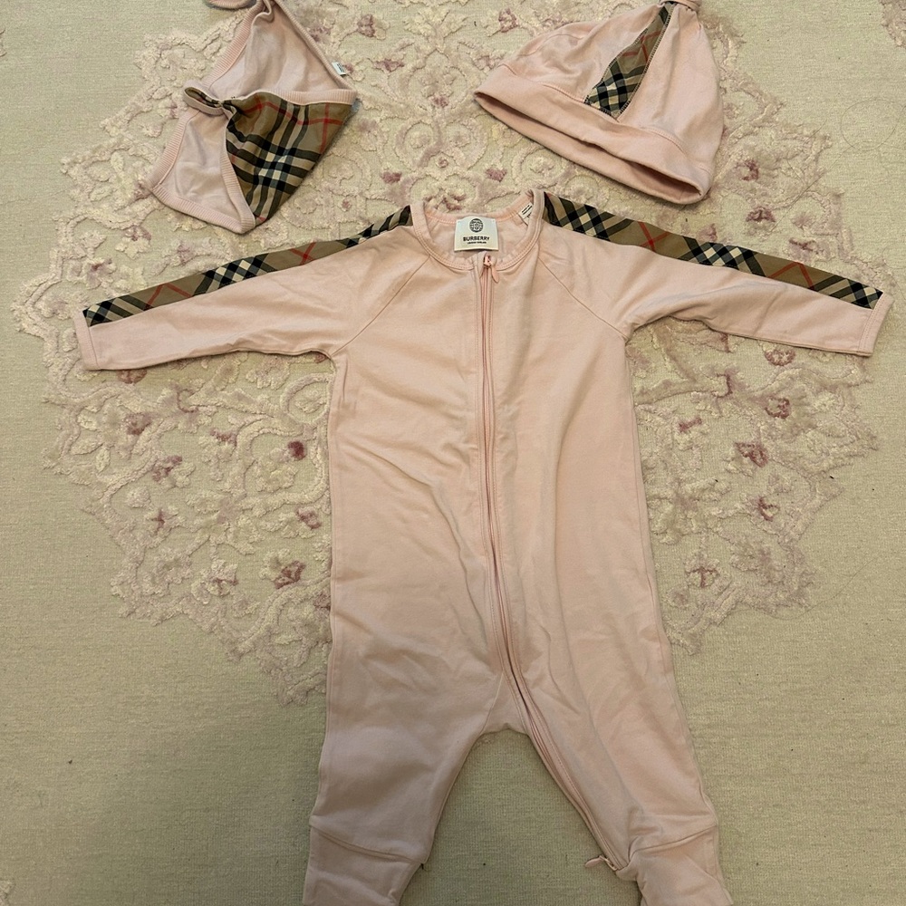 Burberry infant 3 piece pajama, bib and beanie size 12m in pink